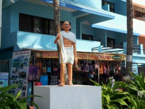 コヴァーラム・ビーチの立像