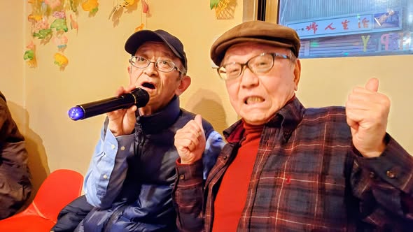 昨夜、叔父と西成のカラオケ居酒屋をハシゴし、弾けました～(*^o^*)